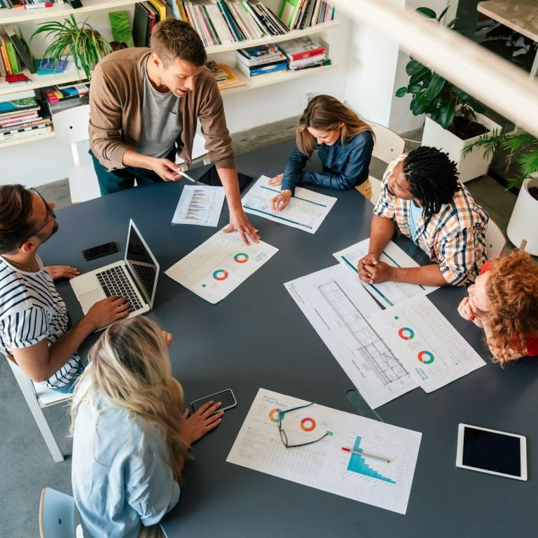 Image d'une équipe en train de travailler ensemble