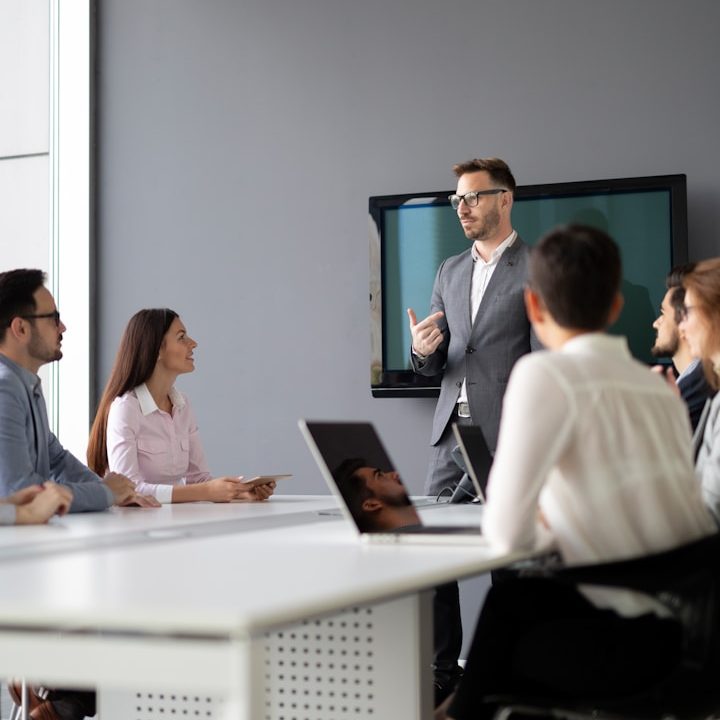Image d'un collaborateur faisant une présentation devant son équipe