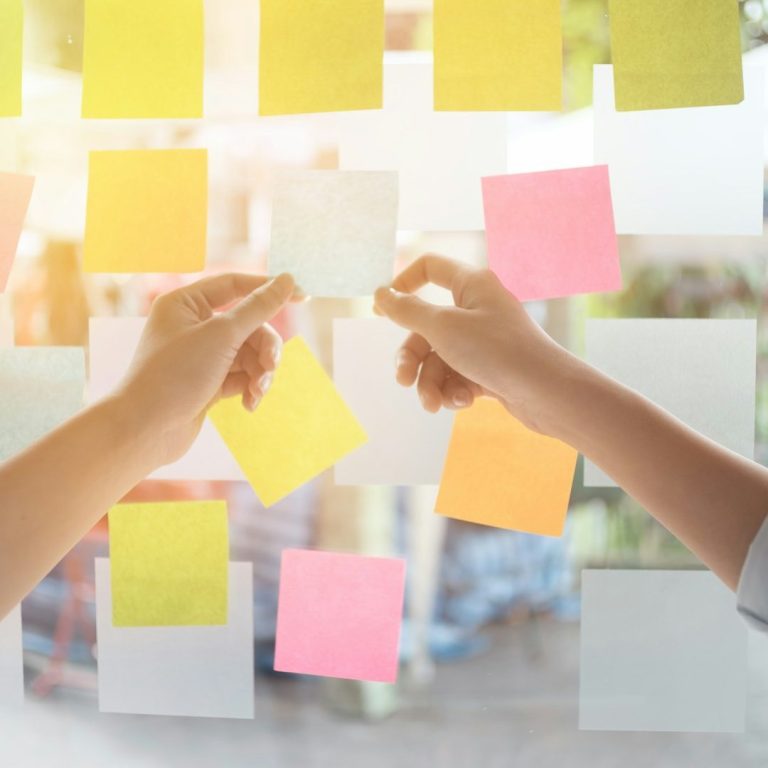 Image de post-its collés sur un tableau